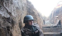 Phóng viên người Mỹ Patrick Lancaster trong chiến hào của lực lượng dân quân Lugansk