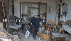 Người dân trở về ngôi nhà tan hoang của mình sau cuộc chiến tranh