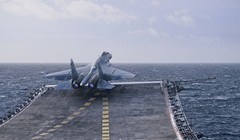 Tiêm kích S-33 xuất kích từ tàu sân bay Đô đốc Kuznetsov trên bờ biển Syria