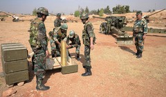 Một trận địa pháo binh quân đội Syria chuẩn bị pháo kích vào lực lượng khủng bố ngoại ô Damascus