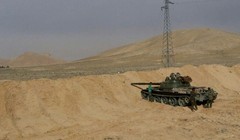 Xe tăng quân đội Syria trên chiến trường Palmyra