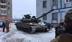 Xe tăng quân đội Ukraine trong thành phố Avdiivka, phía sau là xe của OSCE