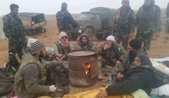 Binh sĩ Syria trên vùng sa mạc cách thành phố cổ Palmyra 22 km