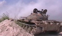Một chiếc xe tăng Syria đang pháo kích trên chiến trường