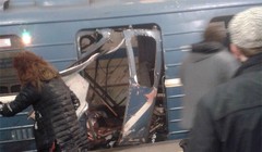 Cửa toa tàu điện ngầm vỡ nát sau vụ nổ