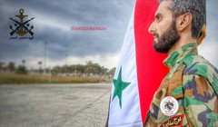 Một lính thủy đánh bộ Syria dưới cờ