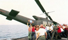 Đẩy trực thăng xuống biển dành chỗ cho người di tản