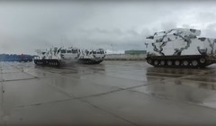 Các xe thiết giáp Bắc Cực huấn luyện diễu hành 