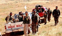 Một nhóm binh sĩ NDF trên vùng nông thôn phía đông tỉnh Homs trong chiến dịch truy quét IS