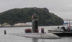 Tàu ngầm hạt nhân tấn công USS Santa Fe SSN-763 cập cảng căn cứ quân sự Mỹ Yokosuka ở Nhật Bản