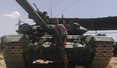 Binh sĩ lực lượng Tiger và xe tăng T-90 trên chiến trường Syria