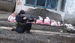 Một chiến binh IS đang bắn trả quân đội Philipine trong khu phố thuộc thành phố Marawi