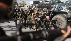 Binh sĩ Philippines tiến công với xe bọc thép trong thành phố Marawi