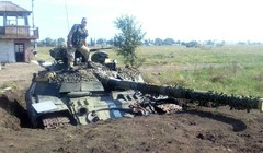 Một xe tăng của quân đội Ukraine còn lại trên sân bay Lugansk