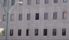 Một tay súng khủng bố xuất hiện trên cửa sổ tòa nhà Quốc hội Iran