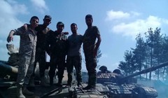 Binh sĩ lực lượng vũ trang địa phương NDF trên xe tăng quân đội Syria