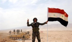 Binh sĩ Syria cùng lá cờ trên sa mạc Palmyra (ảnh minh họa)