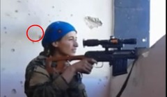 Nữ xạ thủ người Kurd suýt bị dính đạn bắn tỉa của IS