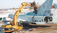 Một máy bay ném bom chiến lược tầm xa Thiên nga trắng Tu-160 đang bị xẻ thành sắt vụn ở Ukraine