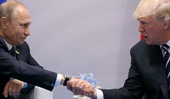 Cái bắt tay chặt cứng của tổng thống Mỹ Donald Trump với tổng thống Nga Vladimir Putin