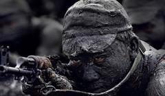 Đặc công ngụy trang trong môi trường bùn lầy