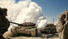 Xe tăng quân đội Syria trên chiến trường thị trấn Ayn Tarma