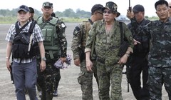 Tổng thống Philippines Rodrigo Duterte bất ngờ đến thăm và động viên tinh thần binh sĩ trong thành phố Marawi