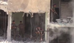 Binh sĩ lực lượng dân quân người Kurd bắn dữ dội vào chiến tuyến IS trong cuộc tấn công