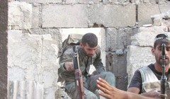 Binh sĩ quân đội Syria trên chiến trường thị trấn Ayn Tarma - Ảnh Masdar News