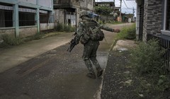 Binh sĩ Philippines chiến đấu trong thành phố Marawi - ảnh SBN