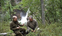 Ông Putin và bộ trường quốc phòng Nga Sergei Shoigu giữa rừng taiga. Ảnh RIA. Novosti