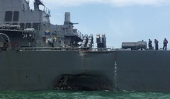 Lỗ thủng tai nạn va chạm trên thân khu trục hạm USS John S McCain - ảnh Dailymail
