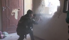 Một binh sĩ người Kurd đang chiến đấu trong thành phố Raqqa - ảnh video truyền thông người Kurd