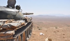 Xe tăng quân đội Syria trên chiến trường sa mạc tỉnh Homs - ảnh Masdar
