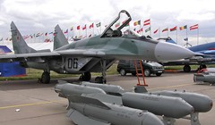 Máy bay chiến đấu Nga và bom casset PBK-500U SPBE - ảnh Lenta