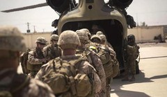 Lính thủy đánh bộ Mỹ - cố vấn quân sự lên trực thăng Chinook CH-47 sau sứ mênh tập huấn, cố vấn và yểm trợ tại Trung tâm Cảnh sát tỉnh Helmand ở Lashkar Gah, Afghanistan, ngày 09.07.2017.