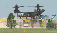 Máy bay trực thăng cánh quat trục xoay V-280 Valor trên bệ bay thử nghiệm cấp nhà máy - ảnh theaviationist.com