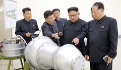 Chủ tịch Kim Jong-un tới thăm và kiểm tra hoạt động của Viện vũ khí hạt nhân, xem xét một đầu đạn có thể được lắp vào tên lửa đạn đạo liên lục địa mới - ảnh BBC