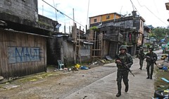 Lính thủy đánh bộ Philippines trên đường phố Marawi - ảnh ABS-CBN News