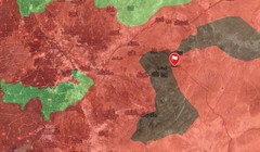 Bản đồ chiến sự khu vực vòng vây thị trấn Uqayribat trên vùng bán sa mạc miền đông Hama. Vị trí cờ là thị trấn  Uqayribat - bản đồ Masdar News. 