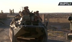 Xe thiết giáp BTR - 80 và binh sĩ đặc nhiệm Nga trên chiến trường Deir Ezzor