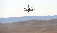 Một biên đội trực thăng tấn công Ka-52 Alligator trên chiến trường sa mạc tỉnh Homs - ảnh Sputnik