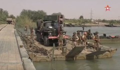Quân đội Nga lắp đặt cầu vượt cho quân đội Syria vượt sông Euphrates