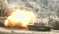 Xe tăng quân đội Syria nã đạn vào chiến tuyến của phiến quân ở Ayn - Tarma - ảnh truyền thông quân đội Syria