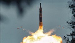 Phóng tên lửa đạn đạo RS-12M "Topol" - ảnh minh họa Masdar News