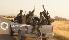 Binh sĩ Syria trên đường tiến công dọc theo hướng biên giới với Jordan - ảnh Muraselon