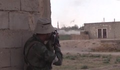 Binh sĩ quân đội Syria chiến đấu trong ngôi làng Hatla al-Sharqiyah - ảnh video Ruply