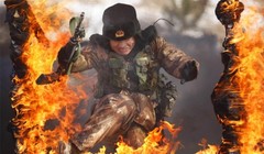 Binh sĩ Trung Quốc huấn luyện vượt chướng ngại vật lửa - ảnh Al Arabiya