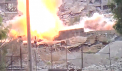 Một chiếc xe tăng của quân đội Syria trúng đạn chống tăng của phiến quân - ảnh minh họa video