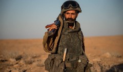 Một binh sĩ thuộc lực lượng Lá chắn Qalamoun trên chiến trường sa mạc tỉnh Homs